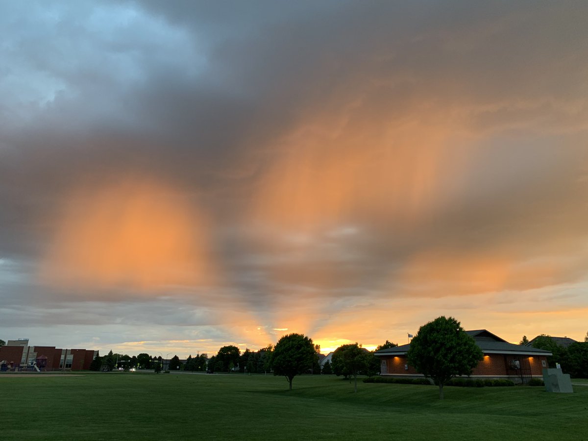How about that sunlight hitting the virga!?!  <a href="/NWSTwinCities/">NWS Twin Cities</a> <a href="/WCCOShaffer/">Chris Shaffer</a> <a href="/MPRweather/">MPR Weather</a>