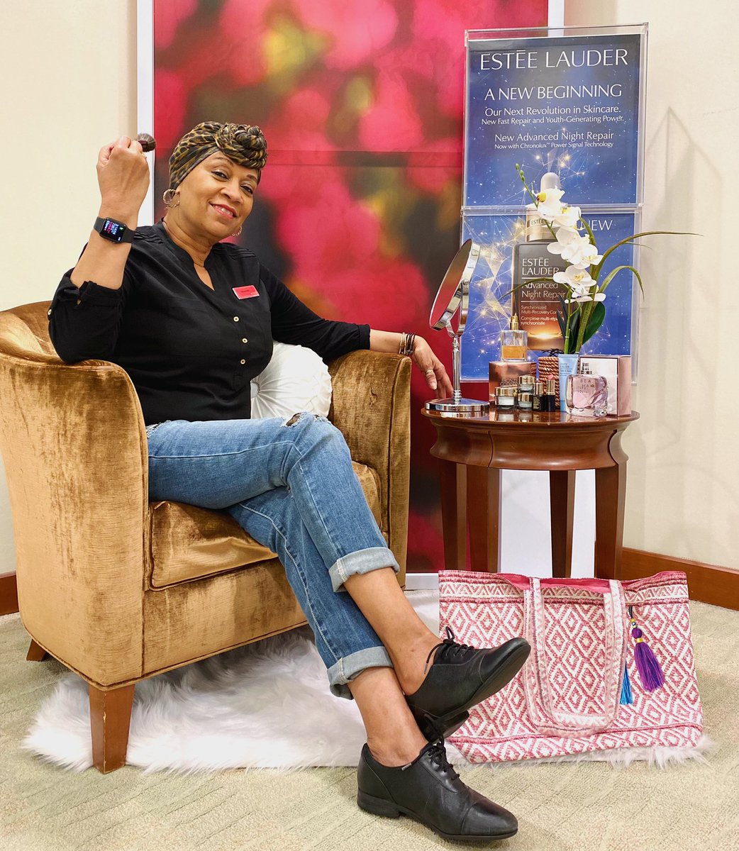MyStylistMacys2's tweet photo. It’s a beautiful day at Estēe Lauder with Rhonda!💄🌼From fragrances to skin care to makeup, there is something for everyone to choose from. Come get a 7 piece free gift with your purchase of $45 or more (while supplies last) from June 2nd to June 13th. https://t.co/GWb1JISWsc
