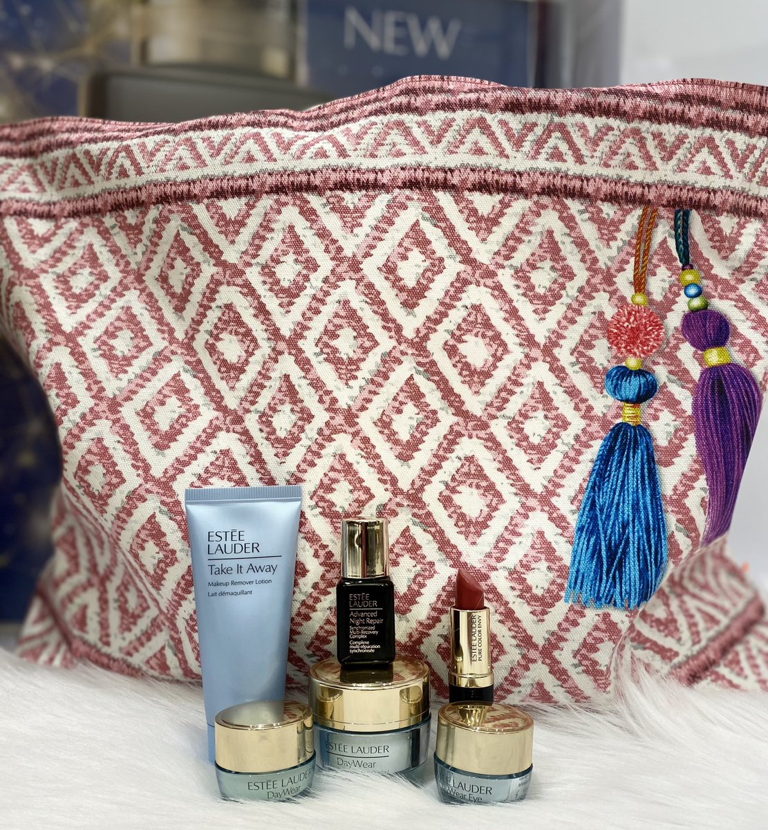 MyStylistMacys2's tweet photo. It’s a beautiful day at Estēe Lauder with Rhonda!💄🌼From fragrances to skin care to makeup, there is something for everyone to choose from. Come get a 7 piece free gift with your purchase of $45 or more (while supplies last) from June 2nd to June 13th. https://t.co/GWb1JISWsc