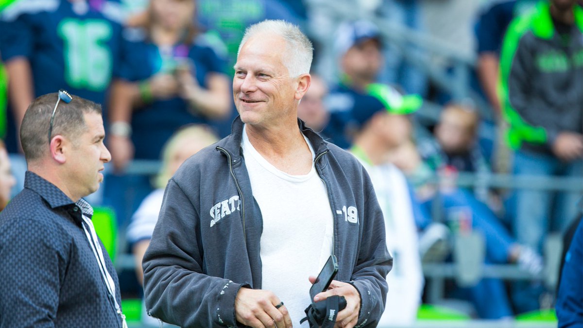 A sports media icon, and one of Kent’s finest, hosts his final episode of <a href="/SportsCenter/">SportsCenter</a> tonight, with a special visit from <a href="/MoneyLynch/">Marshawn Lynch</a>. 👀

Congrats to <a href="/Kenny_Mayne/">Kenny Mayne</a> on a great run at <a href="/espn/">ESPN</a>!