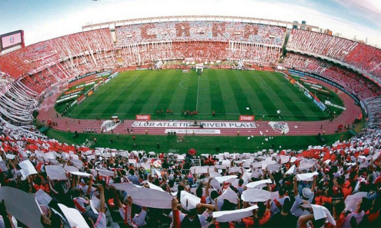 fercarpOK's tweet photo. Para nuestro amor incondicional, al que en la buenas y en las malas siempre estamos, al que llevamos en nuestro corazón y sentimos estos colores con orgullo y pasión. Nuestra forma de ser felices por siempre. A vos, Felices 120 años, River de mí vida! 🎂🐔❤️ https://t.co/0swG9HQ0wP