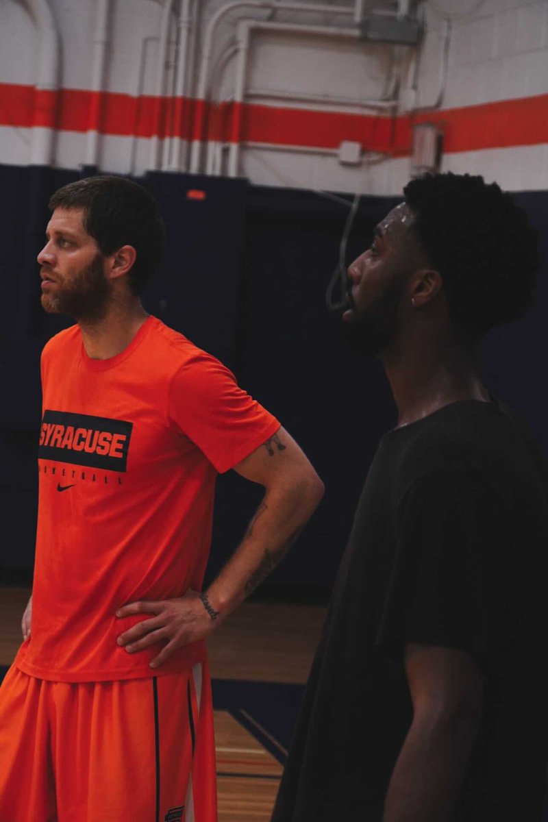 Syboogie10's tweet photo. Learning from one of the cuse 🍊 greats. Day by day, let’s keep working @ED23HOOPS                                       @SE_Visuals 🔥pic https://t.co/FKRwsauq3L