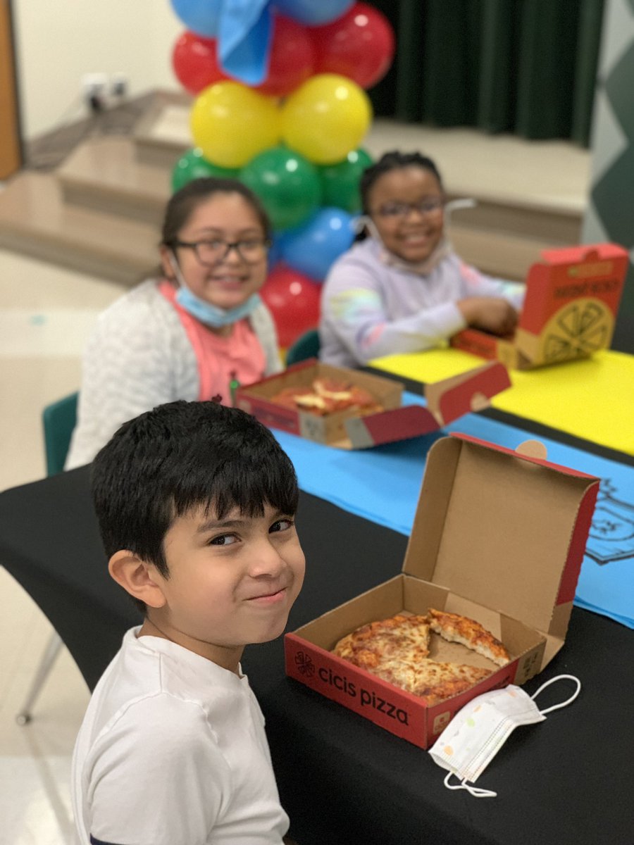 CgossM's tweet photo. Nothing better than hanging out with the top lanyard winners of the 4th term. Their character is worthy of a day of service!!! #Smithleopards #HouseofIntegrity #QuantumEagles #HouseofQuantum #GlareaBears https://t.co/d99BxfTGMN