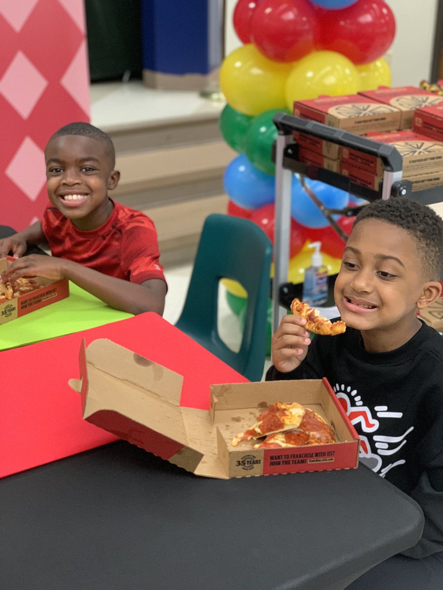 CgossM's tweet photo. Nothing better than hanging out with the top lanyard winners of the 4th term. Their character is worthy of a day of service!!! #Smithleopards #HouseofIntegrity #QuantumEagles #HouseofQuantum #GlareaBears https://t.co/d99BxfTGMN