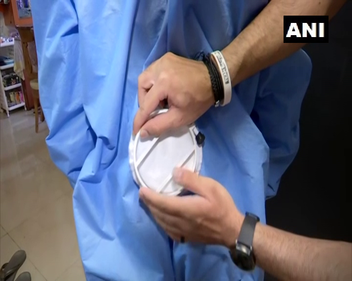 ANI's tweet photo. Maharashtra | Nihaal Singh Adarsh, an engineering student from Pune, has developed 'Cov-Tech', a compact ventilation system for PPE kits

"It is hot &amp; humid within PPE suit, this system creates a steady airflow. Takes surrounding air, filters &amp; pushes it inside," he said (24.05) https://t.co/ARveNj59Jv