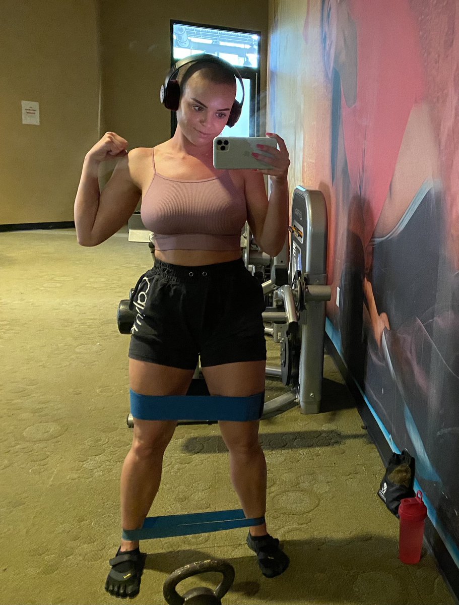 MargoXDOLL's tweet photo. Getting it in! I am going to have the best body I’ve ever had by the end of this year! (Even tho I am very grateful for where I am I cannot stay stagnant 💪🏽) I hope everyone is digging deep within your self for strength &amp; motivation 🙏🏽💋 #rahyndeejames #motivate https://t.co/G6BPRIhfUO
