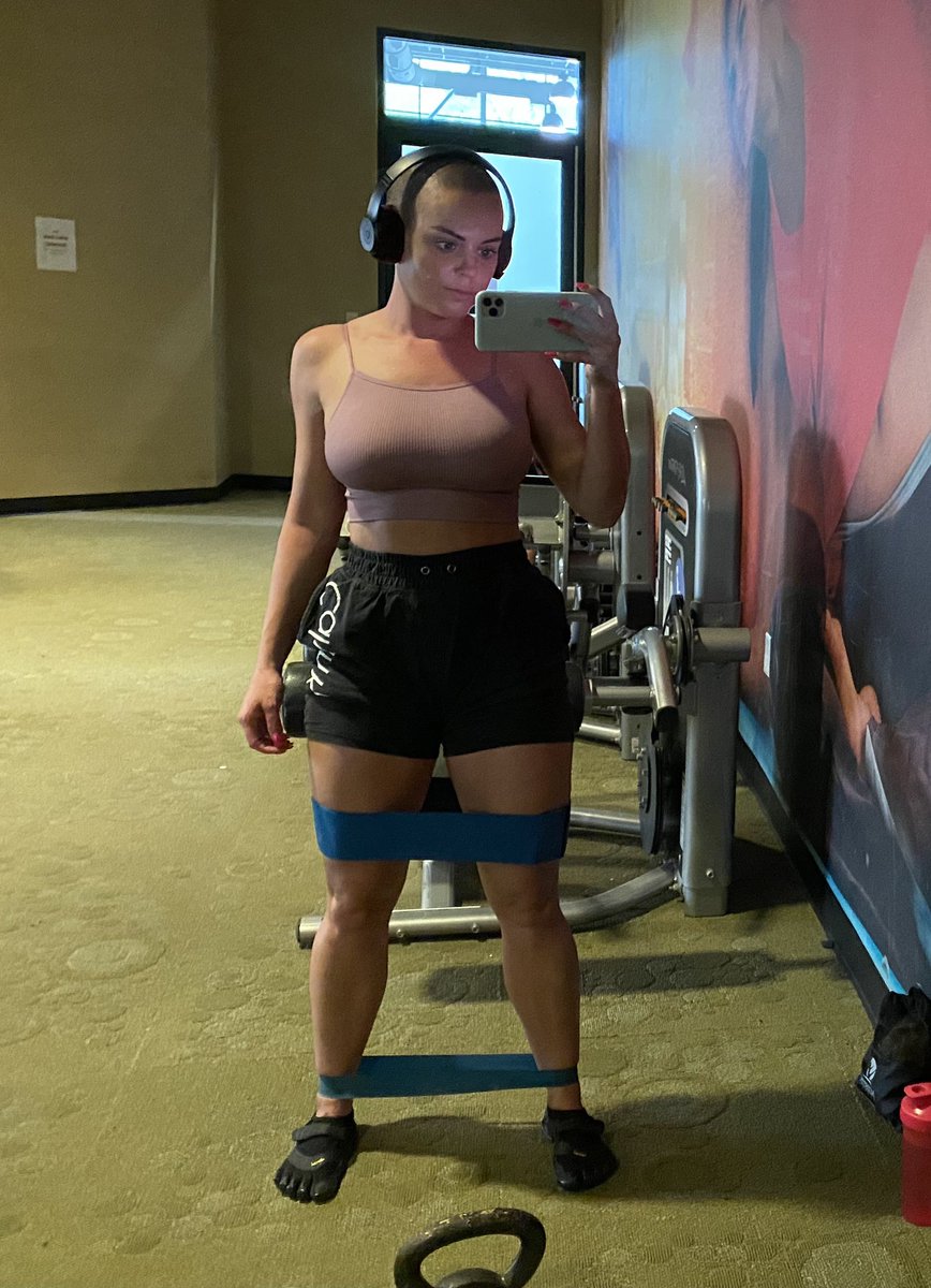 MargoXDOLL's tweet photo. Getting it in! I am going to have the best body I’ve ever had by the end of this year! (Even tho I am very grateful for where I am I cannot stay stagnant 💪🏽) I hope everyone is digging deep within your self for strength &amp; motivation 🙏🏽💋 #rahyndeejames #motivate https://t.co/G6BPRIhfUO