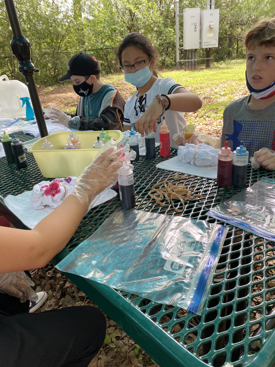 CrenshawScience's tweet photo. Tie Dye fun with 4th and 5th grade today! Thank you to the parents that came to help. I can’t wait to see how they turn out! #YesItIsScience @denisevaluk https://t.co/PIh50p8aVb