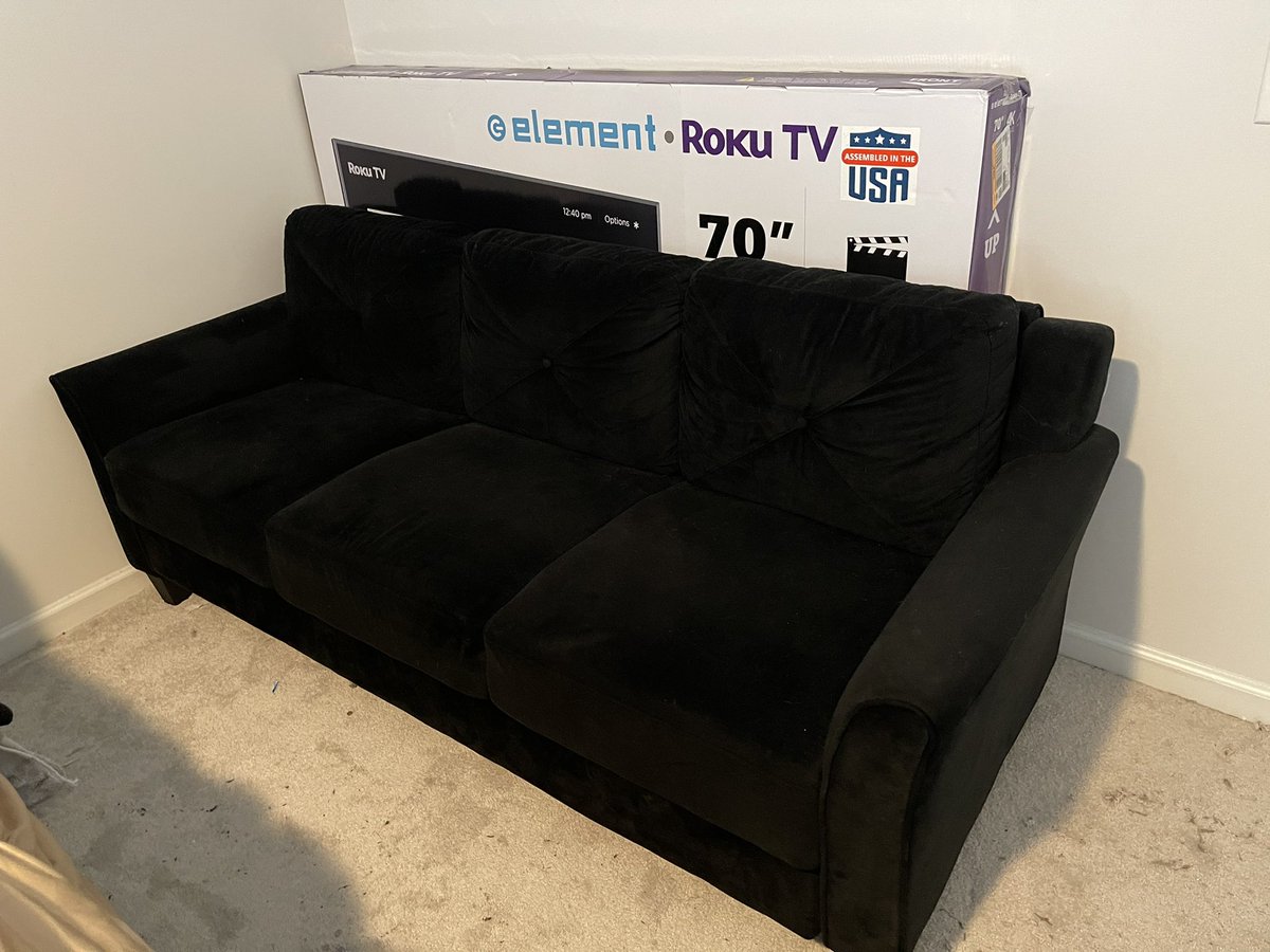 MelaninBaldie_'s tweet photo. Hey guys I know school is starting soon and I’m trying to get rid of this couch I don’t need anymore. $150 #ncat #wssu #uncg dm me if interested https://t.co/NTcLu4i4i5