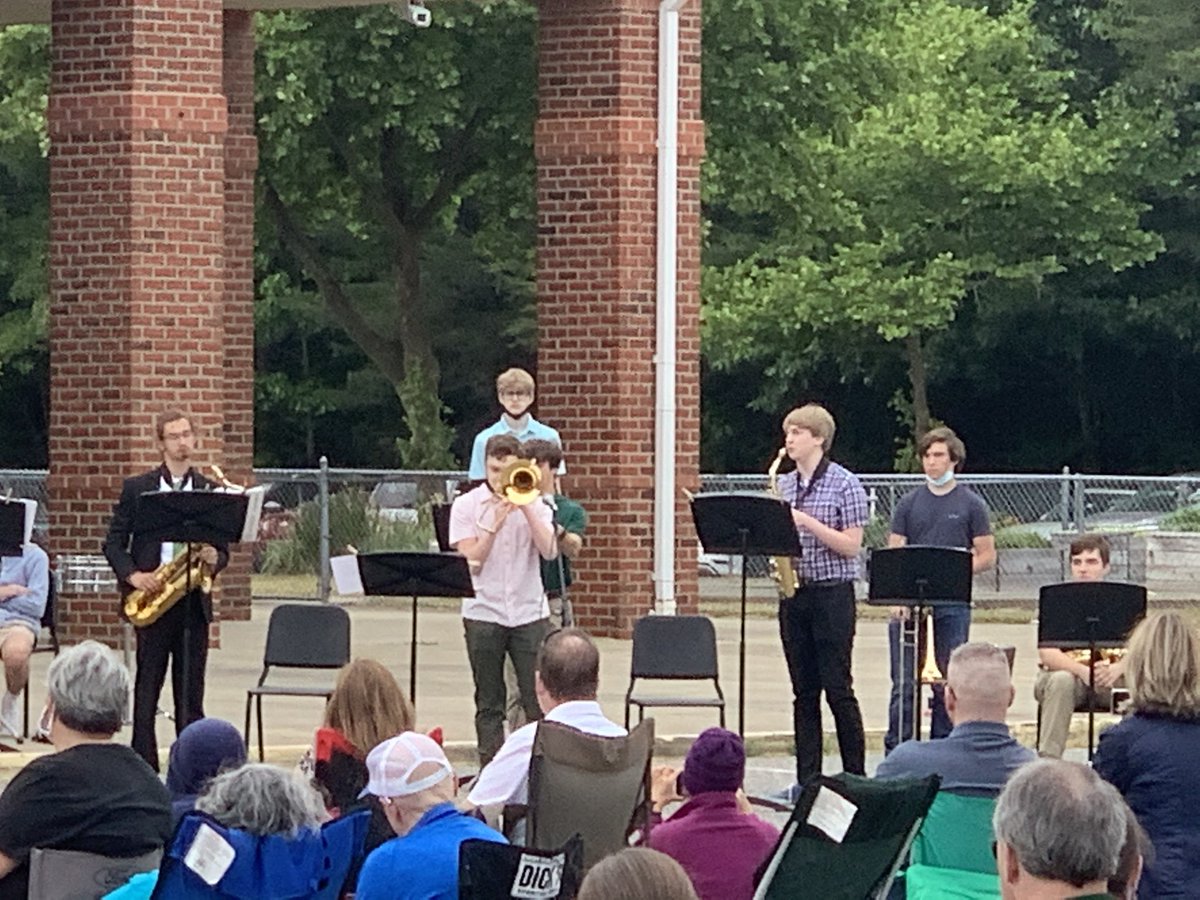 JHSPrin_WJCC's tweet photo. We’re outside for our Eagle Band concert! #EaglesEngage #MakeFast https://t.co/54cFdncMwG