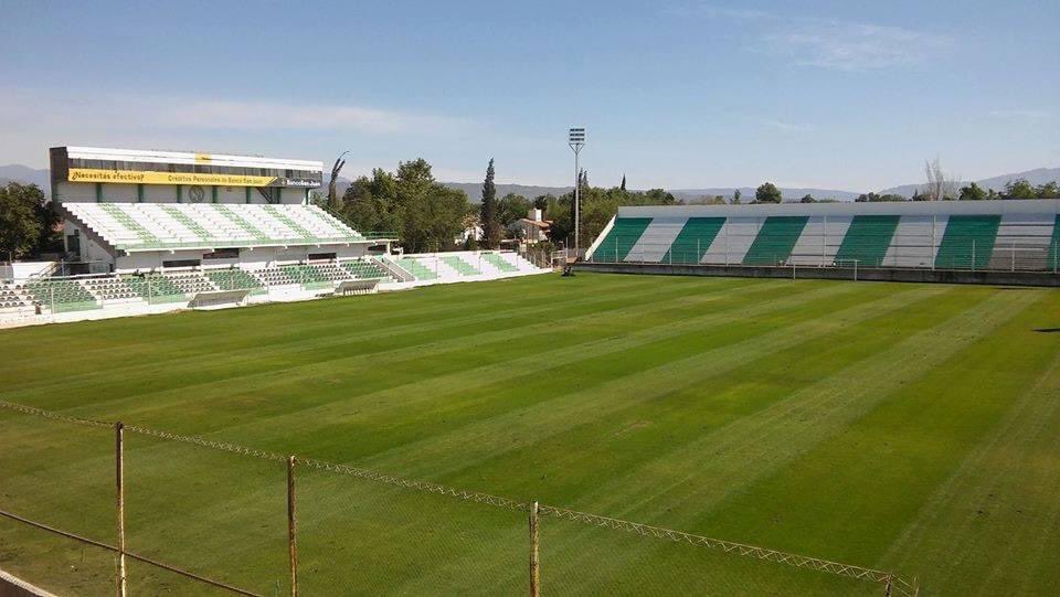 FutbolZoneArg's tweet photo. In the Western city of San Juan, just east of the Andes, is 3rd division side Club Sportivo Desamparados

With a capacity of 12,000 people, their home stadium ‘Estadio El Serpentario’ sits in the heart of the neighbourhood

Amazing 🟢⚪️ https://t.co/MaQD9UkV6i