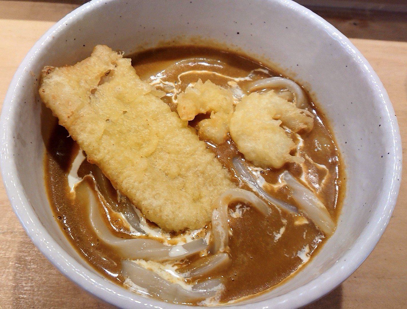 もぐら 築地場外市場の 虎杖うどん 朝昼晩カレー さんでカレーうどんを食べて来た お店の方が面白い方で 色々お話をしました 一時期カレーうどん提供しなくなってたのは カレーの仕込みに時間がかかるのに人手不足だったかららしいです 小海老煮