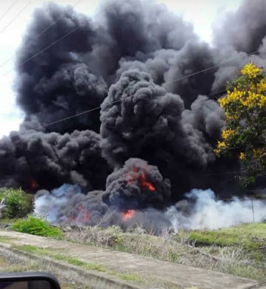 Hoy nuevamente podemos observar en los campos petroleros de Lagunillas la ineficiencia y el abandono por parte del Regimen y la PDVSA Rojita con el incendio generado en las afuera del Campo Florida Grande por un derrame de petróleo