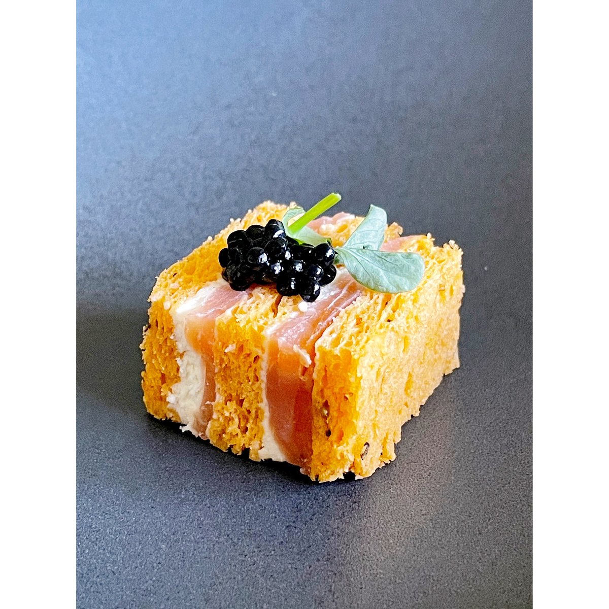 MissPapila's tweet photo. Gala @prix_lauriers X @FairmontFronten Bouchée surprise de saumon fumé et caviar! #prixlauriers #gastronomiequebecoise https://t.co/nlL2DYHgCn