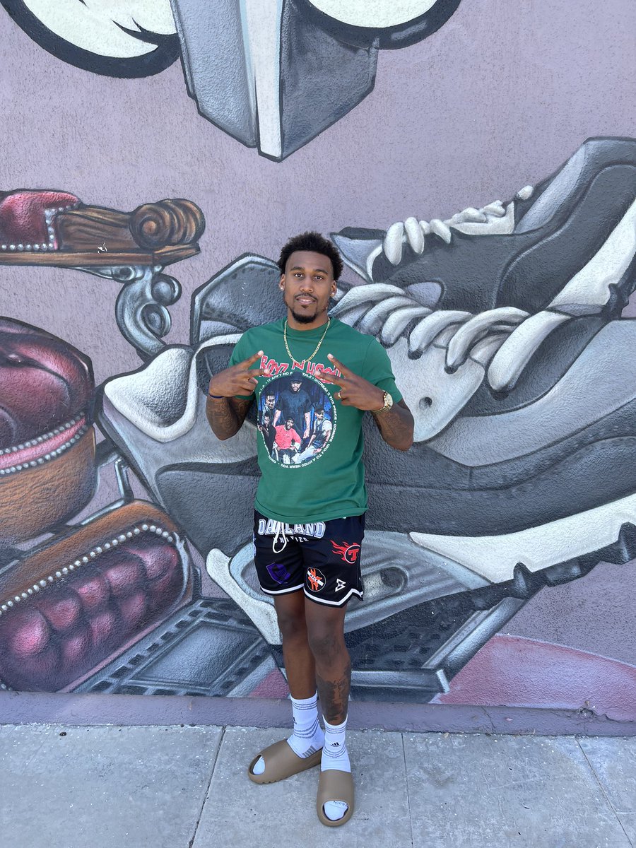DejonDavis35's tweet photo. When you getting paid more you start hearing more claps, hearing more cheers 🖤✌🏾#RIPJERM 🕊 https://t.co/PvXYFgDduZ