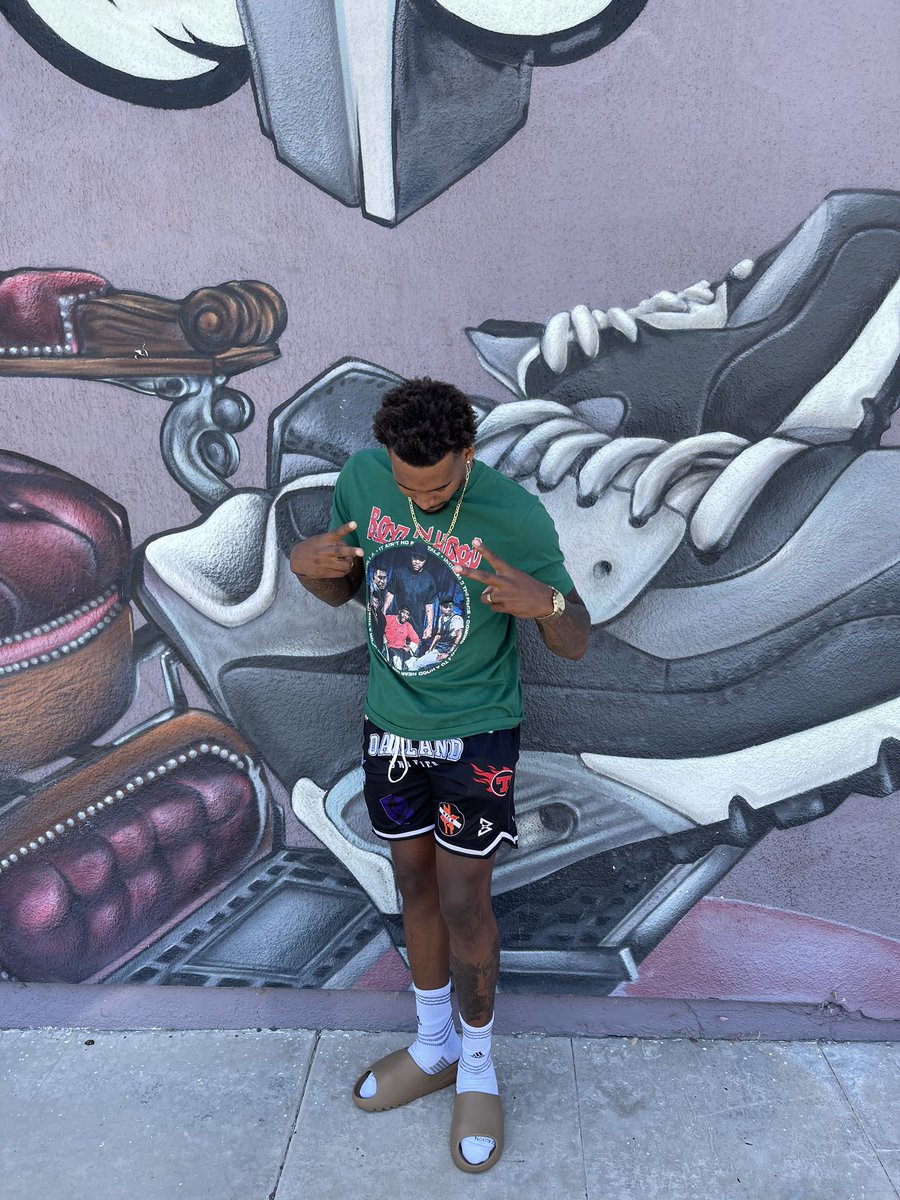 DejonDavis35's tweet photo. When you getting paid more you start hearing more claps, hearing more cheers 🖤✌🏾#RIPJERM 🕊 https://t.co/PvXYFgDduZ