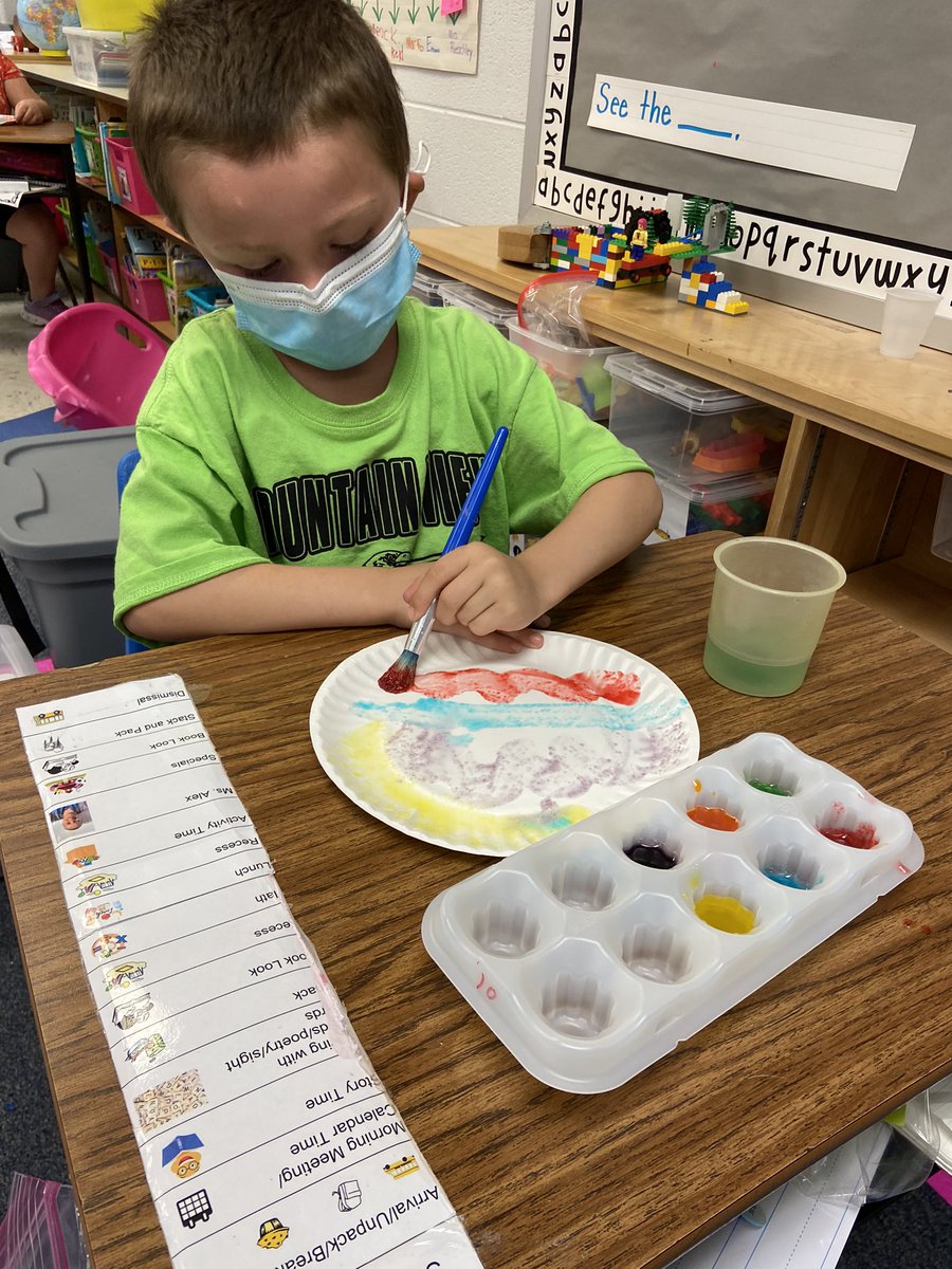 msflanary's tweet photo. Jj is for @Jello! #BackwardsBootcamp #happyclassrooms #art #science #handson #JelloJiggler #JelloPaint #MVESeagles https://t.co/QTLhDloGNh