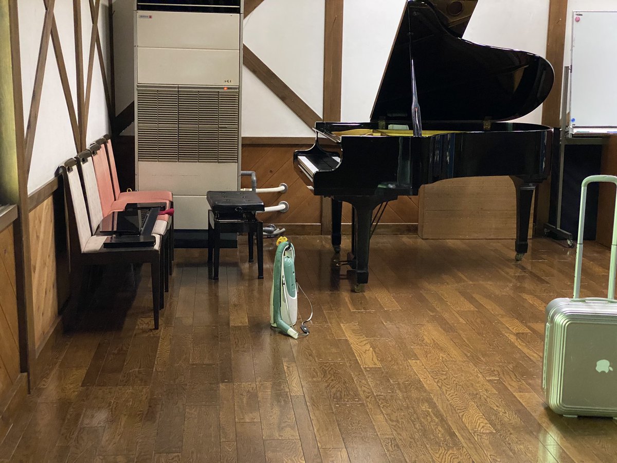 秋川渓谷養沢センター、窓の外には沢山の釣り人の姿が見える中のピアノ調律録音です。蝉はまだですが蛙の合唱とせせらぎではない川の音。ピアノと対面するもカバーの中には沢山のカメムシ、、、まずは大掃除です。