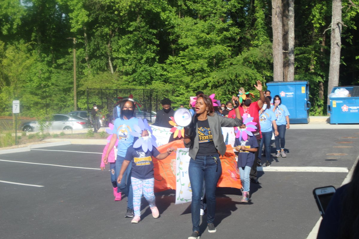 APSHumphriesAP's tweet photo. Ms. Mitchell, we wish you well as you embark upon your next journey! #drivebyparade @APSHumphriesES @AssocSupBattle @apsupdate https://t.co/G476tn849B
