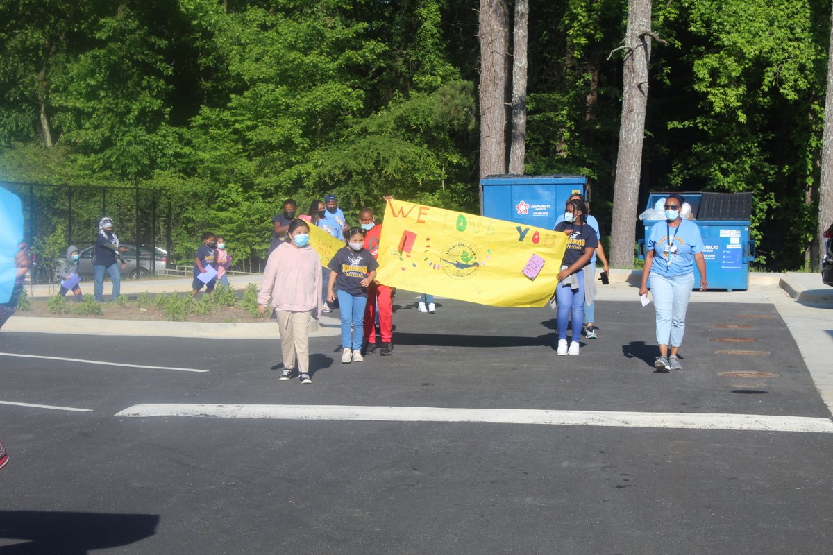 APSHumphriesAP's tweet photo. Ms. Mitchell, we wish you well as you embark upon your next journey! #drivebyparade @APSHumphriesES @AssocSupBattle @apsupdate https://t.co/G476tn849B