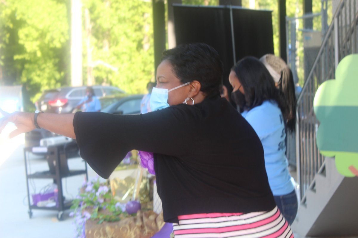 APSHumphriesAP's tweet photo. Ms. Mitchell, we wish you well as you embark upon your next journey! #drivebyparade @APSHumphriesES @AssocSupBattle @apsupdate https://t.co/G476tn849B