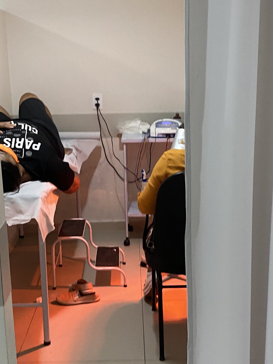 pattimmendonca's tweet photo. @hapvidasaude em meio a pandemia vocês não tem protocolos de cuidado da COVID. Hoje fui fazer fisioterapia e estava lotado de forma absurda, te colocam com outra pessoa mais 2 fisioterapeutas ao mesmo tempo. Uma sala minúscula, 0 cuidado por parte dos profissionais  contra COVID. https://t.co/C2DzhbDwhd