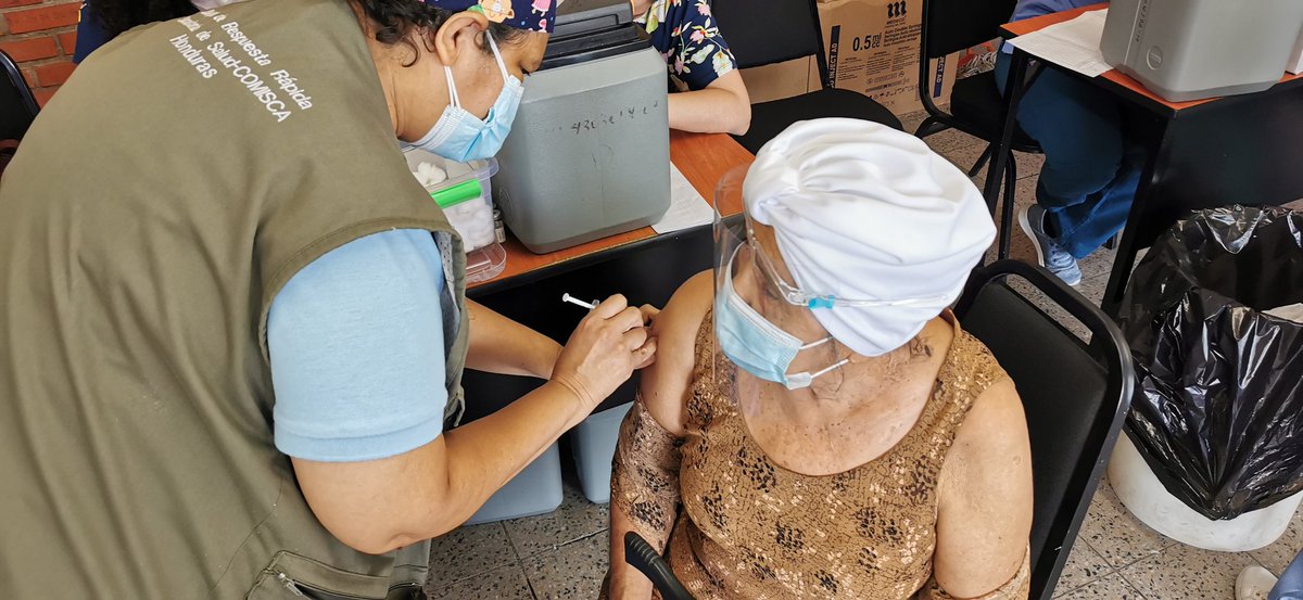 Felicidad más grande de la vida al ver a mi abuela, mayor de 74 años, afrontar con valor y mucha paciencia su vacunación hoy en San Pedro Sula. Hay cosas que en la vida valen oro. #Aztraseneca #Honduras todavía quedamos muchos pero ya llegará el turno primero Dios.