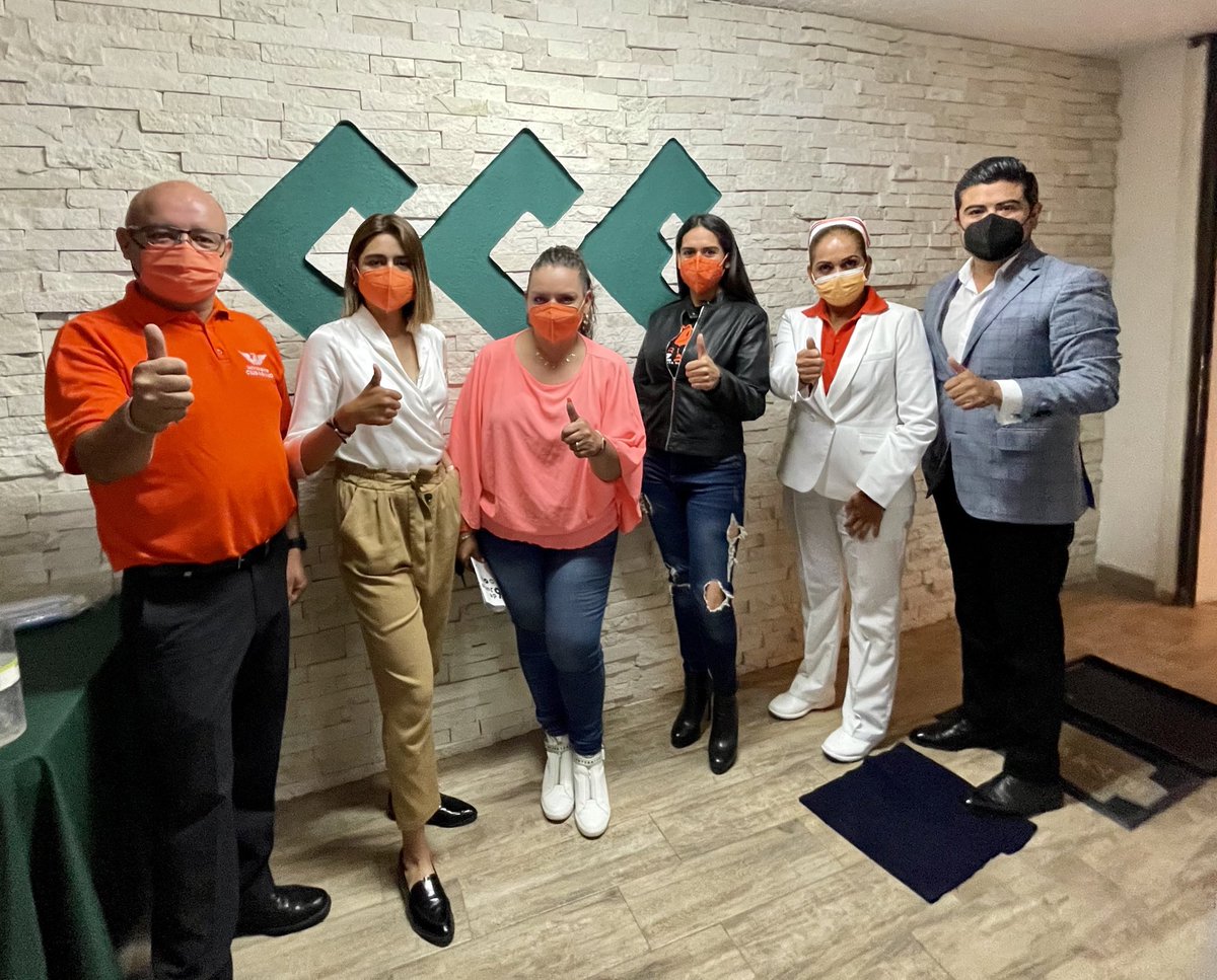 MovCiudadanoPue's tweet photo. Hoy nuestras candidatas y candidatos 🤝 a diputaciones locales @rozzinadumit Distrito IX, @RosasDianaa Distrito X, @adrianalezama14 Distrito XI, @PatriciaRincn17 Distrito XVII, @LauraliciaCorro Distrito XX, así como @AlexHdz_Pue Distrito XVI y @AlejandroFBRS Distrito XIX ... https://t.co/yUXlLY7U7b