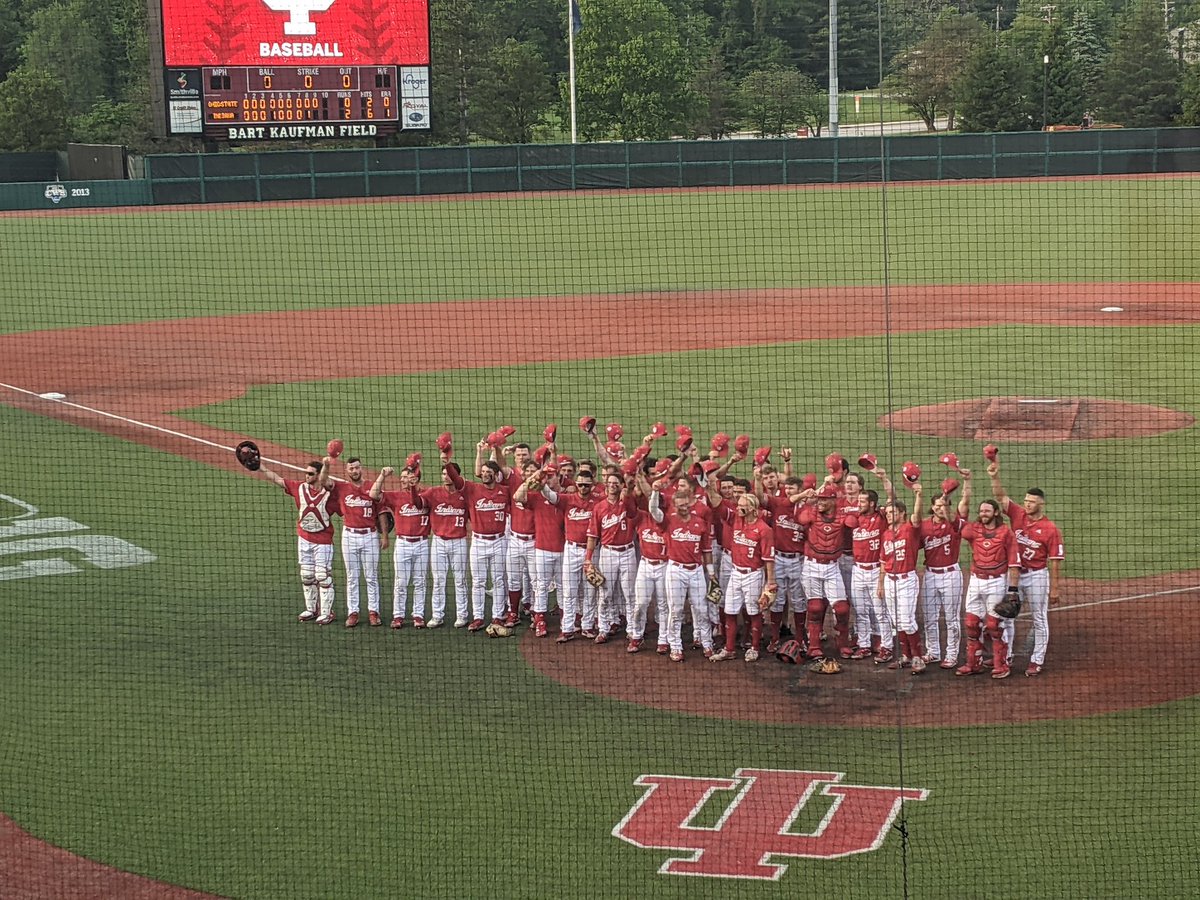 Jon_Blau's tweet photo. Hoosiers say goodbye to the friends and family in attendance at Bart Kaufman Field in the final home game of 2021. #iubase https://t.co/73MjnSnTwe