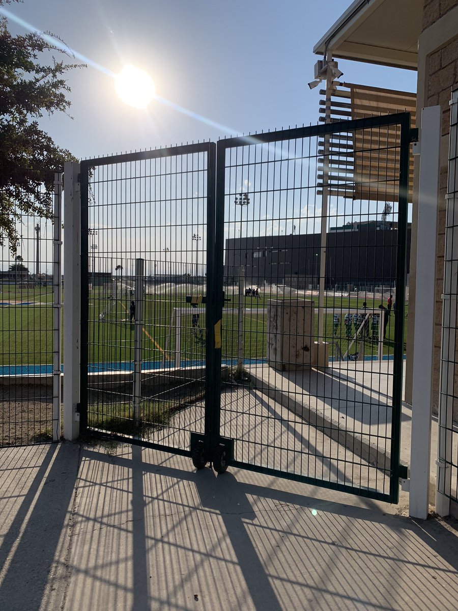 cecyavalosr's tweet photo. Ayúdenme a entender estos protocolos. Dejar entrar a mas de 13 mil personas en @TSMoficial pero no me dejan entrar a ver el partido de la liga Formativa de mi hijo de 9 años 🙄 😂 https://t.co/1o7zDu1IEd