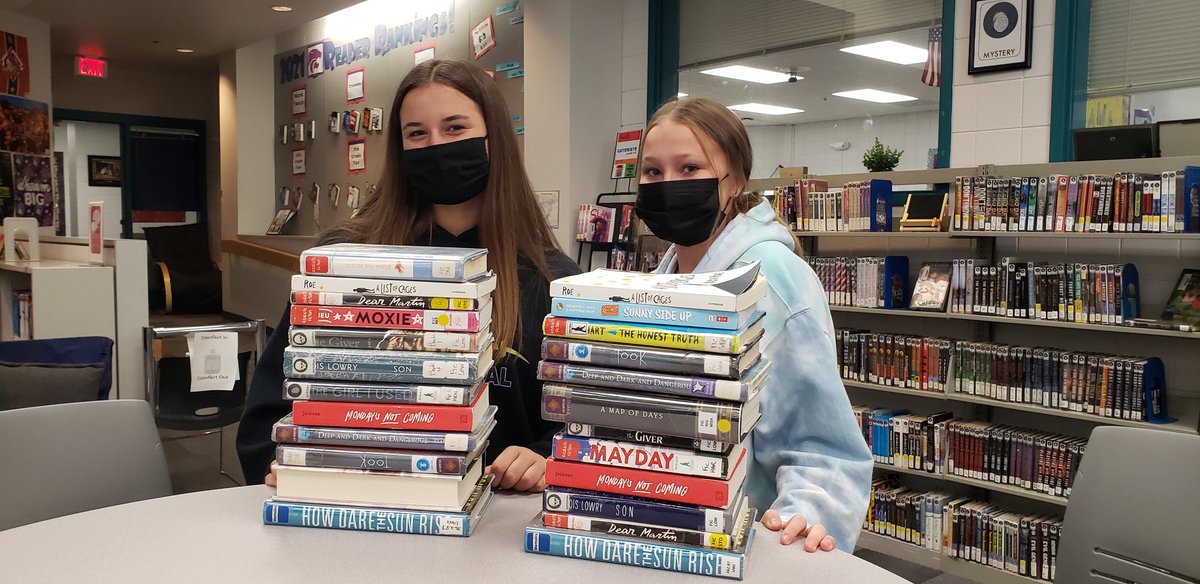 LSMSlibrary's tweet image. 8th graders made Book Stacks of the books they read this year #LaSallePRIDE #RSDlibraries