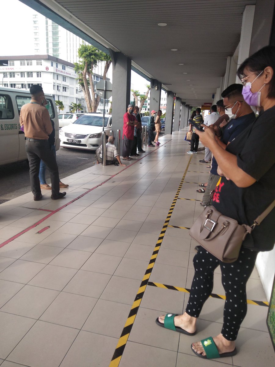 ehsandelahan's tweet photo. seminggu ne bratur jer keja.. Beratur awal2 pn xdpt.. Limit 30 krg sehari.. Dh buat appointment pn fail.. Ssh ny nak renew kad atm dkt @RHBGroup https://t.co/Xb0VWRPiZ1