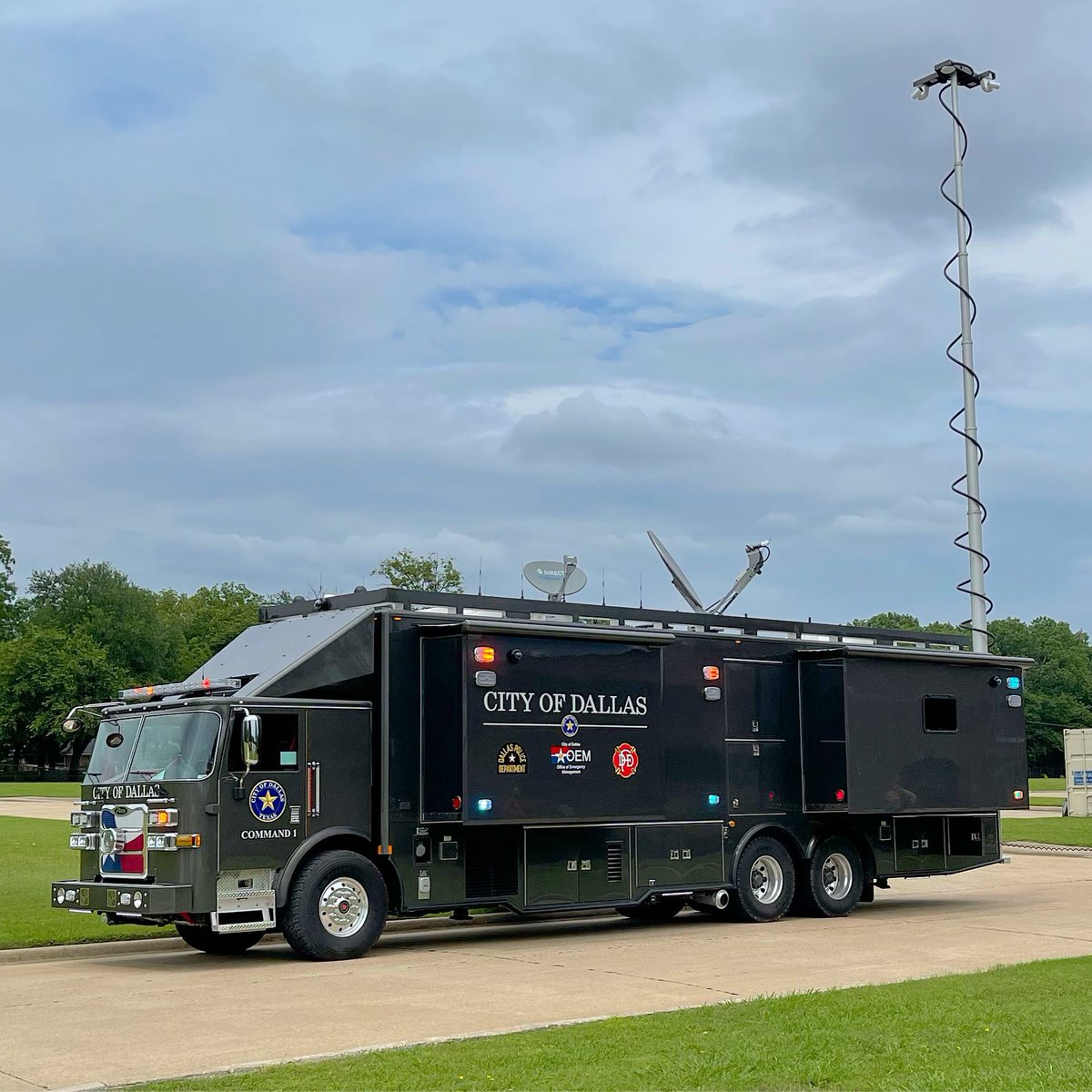 SiddonsMartin's tweet photo. The City of Dallas Office of Emergency Management has taken delivery of a new Mobile Command Unit built by Pierce Mfg / Frontline Communications. You don’t want to miss the Virtual Tour of this incredible apparatus, coming soon! https://t.co/NuWO1qk6ZH