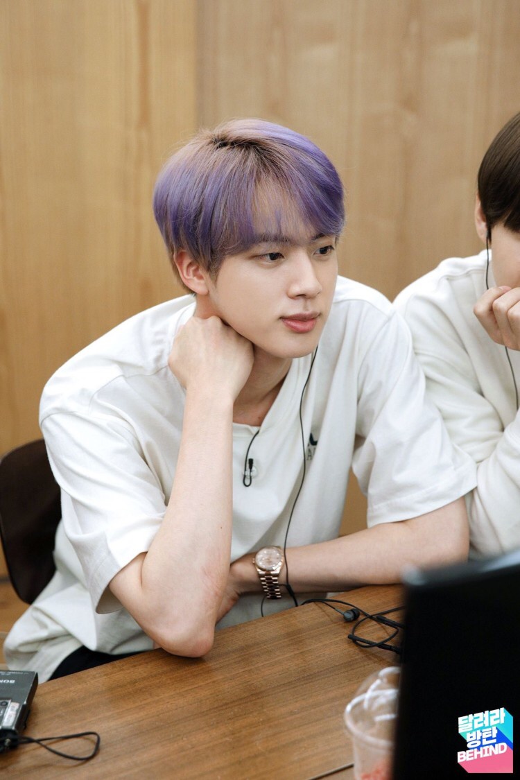 NyoniHan's tweet photo. 잘생김.. 잔뜩 묻음 얼굴 천재 JIN❤️👏🏻
#BTS #Luv https://t.co/OlQoCzp2Av