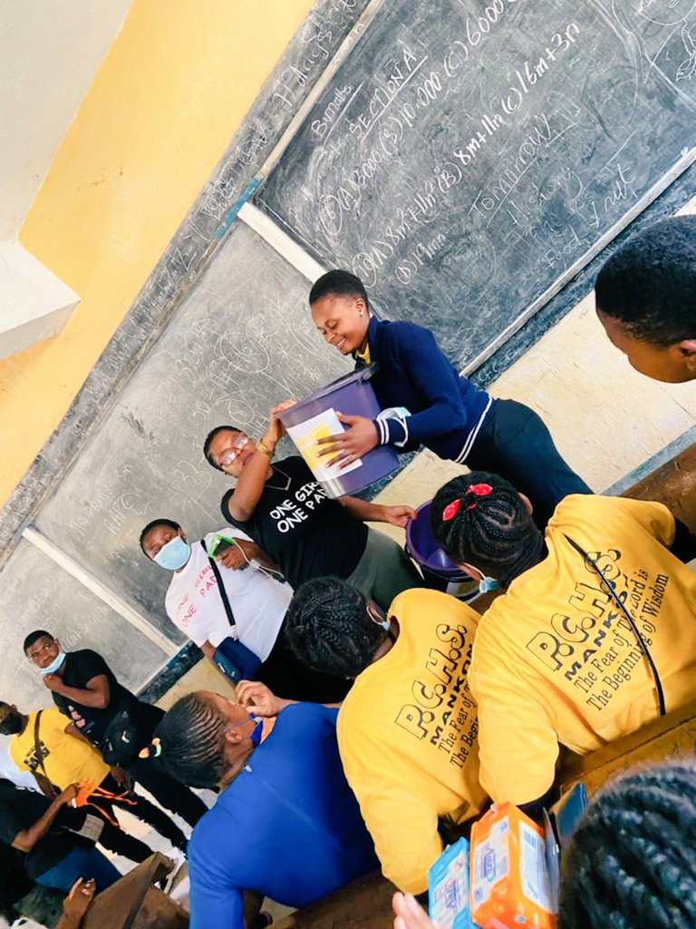 MONJ21's tweet photo. Mboko Gang × Be Period Positive at PCHS Bamenda on May 22nd for the One Girl One Pad National Tour.

This family is so powerful, I'm grateful to be a part of it. @JoviLeMonstre you inspire the YOUTH, keep breaking new frontiers Legend! #Mboko 🌕🌑 https://t.co/gd0tk0dY2O
