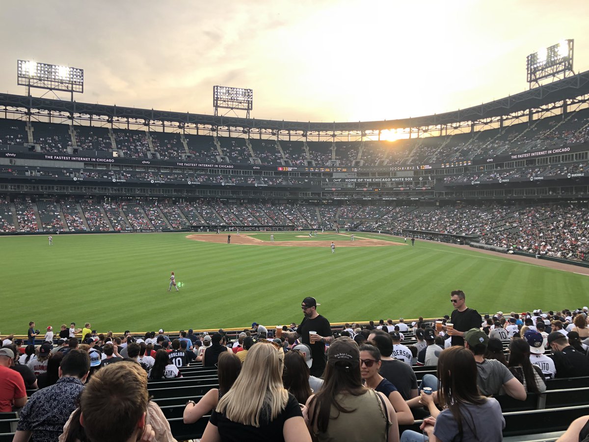 dblanchard327's tweet photo. We’ve got a #BaseballSunset brewing on the south side https://t.co/vTHjB9U61H