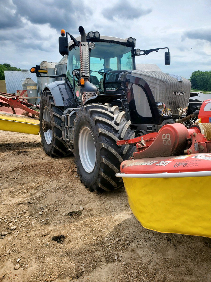 degtires's tweet photo. Got this Fendt ready to make some cow chow!   VF710/70R42 rears and VF600/70R30 fronts, 15 PSI rear 12 PSI front.  @YokohamaOHTA @Fendt_NA https://t.co/BLV6h4wttb