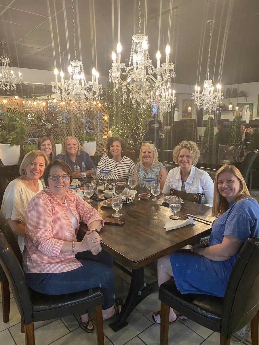 AZ2KYMOM's tweet photo. @colleenhoover The #chapterchicks enjoyed discussing It Ends With Us tonight. Our first non-zoom, no mask, vaccinated meeting! Thank you! 📚❤️📚 https://t.co/lb2VR3n3wP