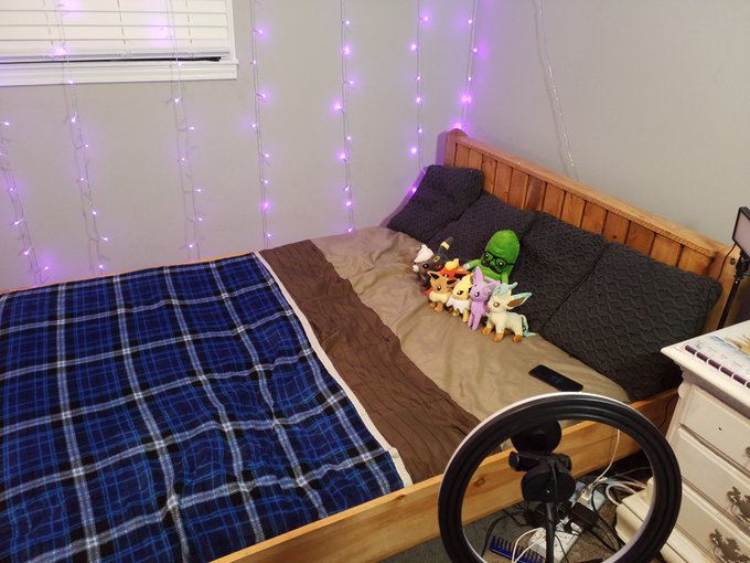 I feel so good, been several weeks since ive had the time to clean my room and just spent the last five<a href="/tag/camgirl"class="tags"><span>#camgirl</span></a><a href="/tag/chaturbate"class="tags"><span>#chaturbate</span></a>