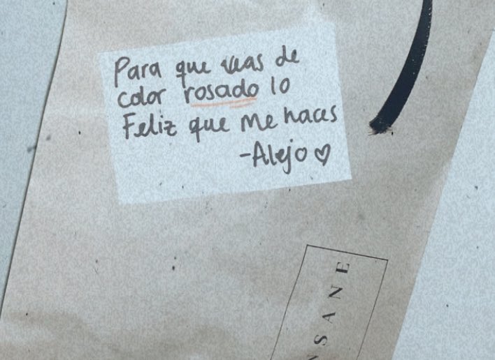 Backto505lg's tweet photo. Hoy un man compro unas gafas en mi emprendimiento para su novia y me dijo que si le podía poner esta nota y obviamente amo ser cómplice de estas cosas😍😭😭😭😭 DIVINOOOOOOO https://t.co/DtugOnchbG