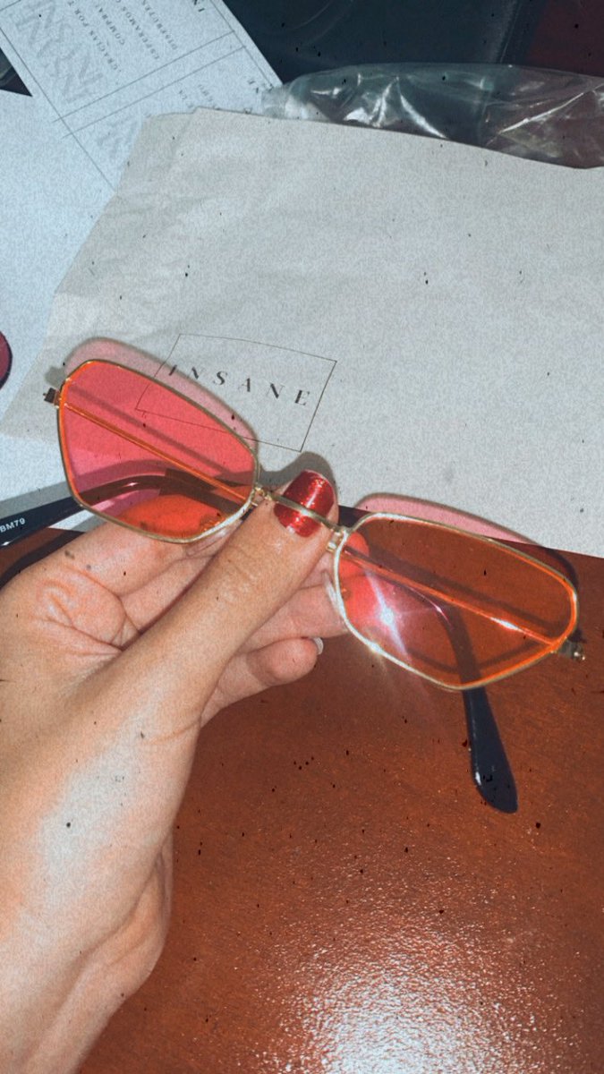 Backto505lg's tweet photo. Hoy un man compro unas gafas en mi emprendimiento para su novia y me dijo que si le podía poner esta nota y obviamente amo ser cómplice de estas cosas😍😭😭😭😭 DIVINOOOOOOO https://t.co/DtugOnchbG