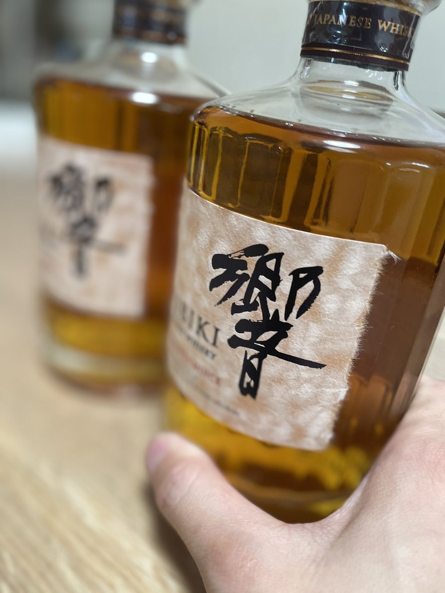 四代目 手にお酒 今まで温めてた響ブレンダーズチョイスと友人が持っている山崎12年と交換します はぁ でも 一本は五臓六腑に染み渡ったのでよしとしましょ 響ブレンダーズチョイス 山崎12年 山崎 響 ジャパニーズウイスキー ウイスキー好きと