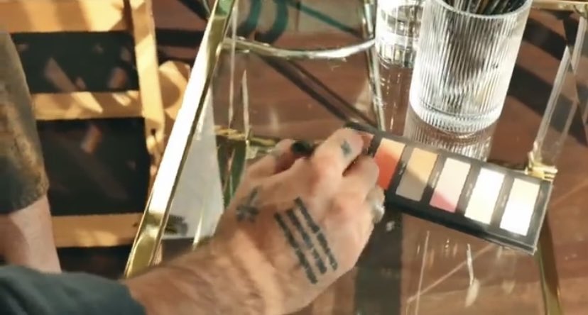 his art « lady in red » 💋