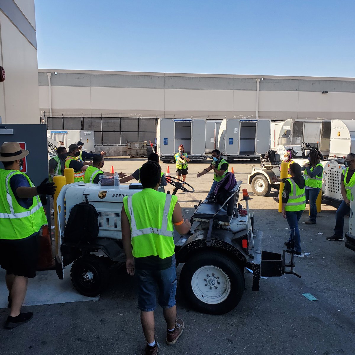 Supervisor Jasso doing an excellent job leading the team with some dynamic warm-ups. Happy safe Monday everyone! @BrionesJerson @mboden69 @JessicaB_SAFETY