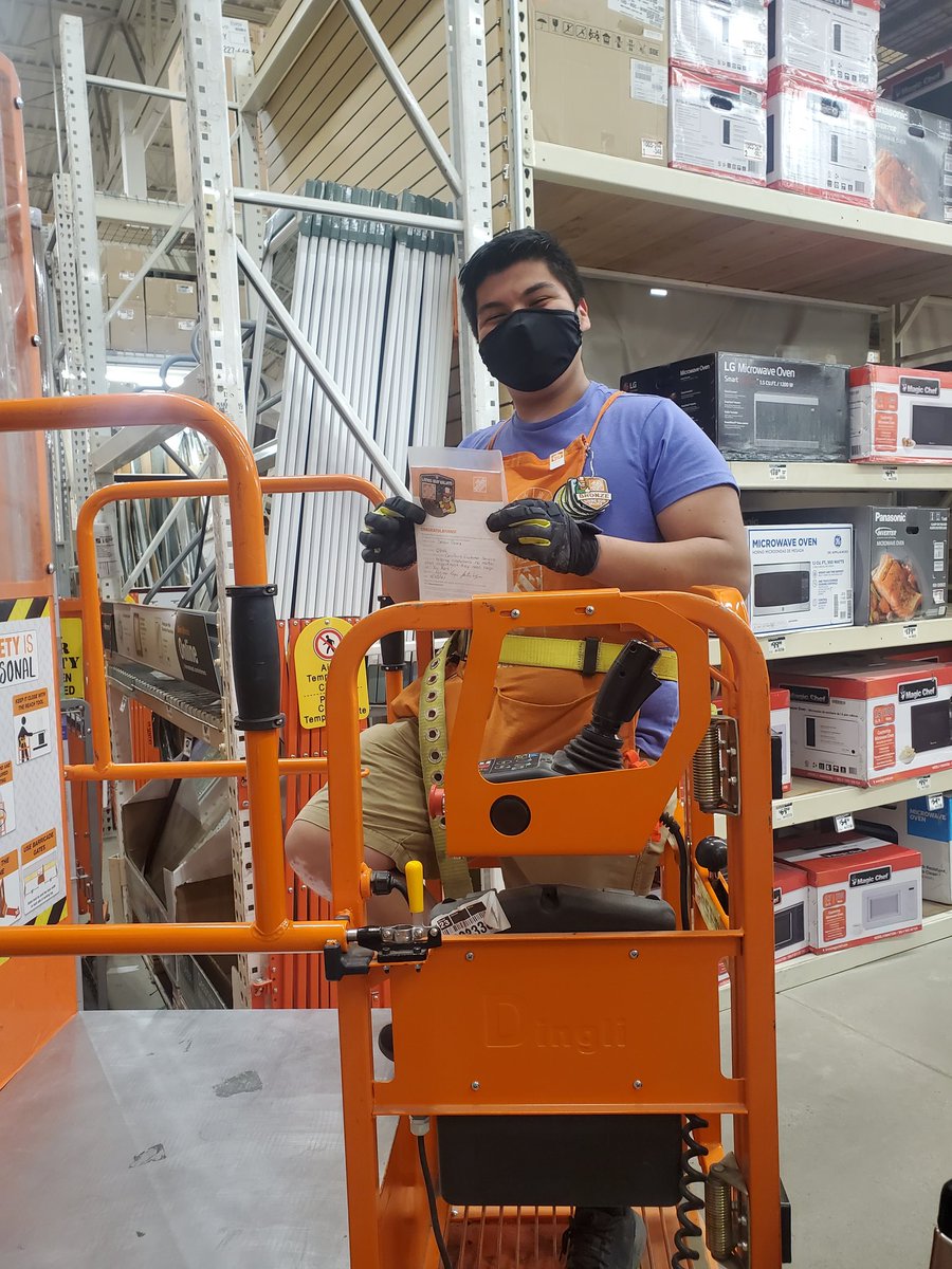 Fatima88815864's tweet photo. Thank you Sesar D59 for always being so willing to help your sister departments and providing excellent customer service! https://t.co/6TVd9a6ETz