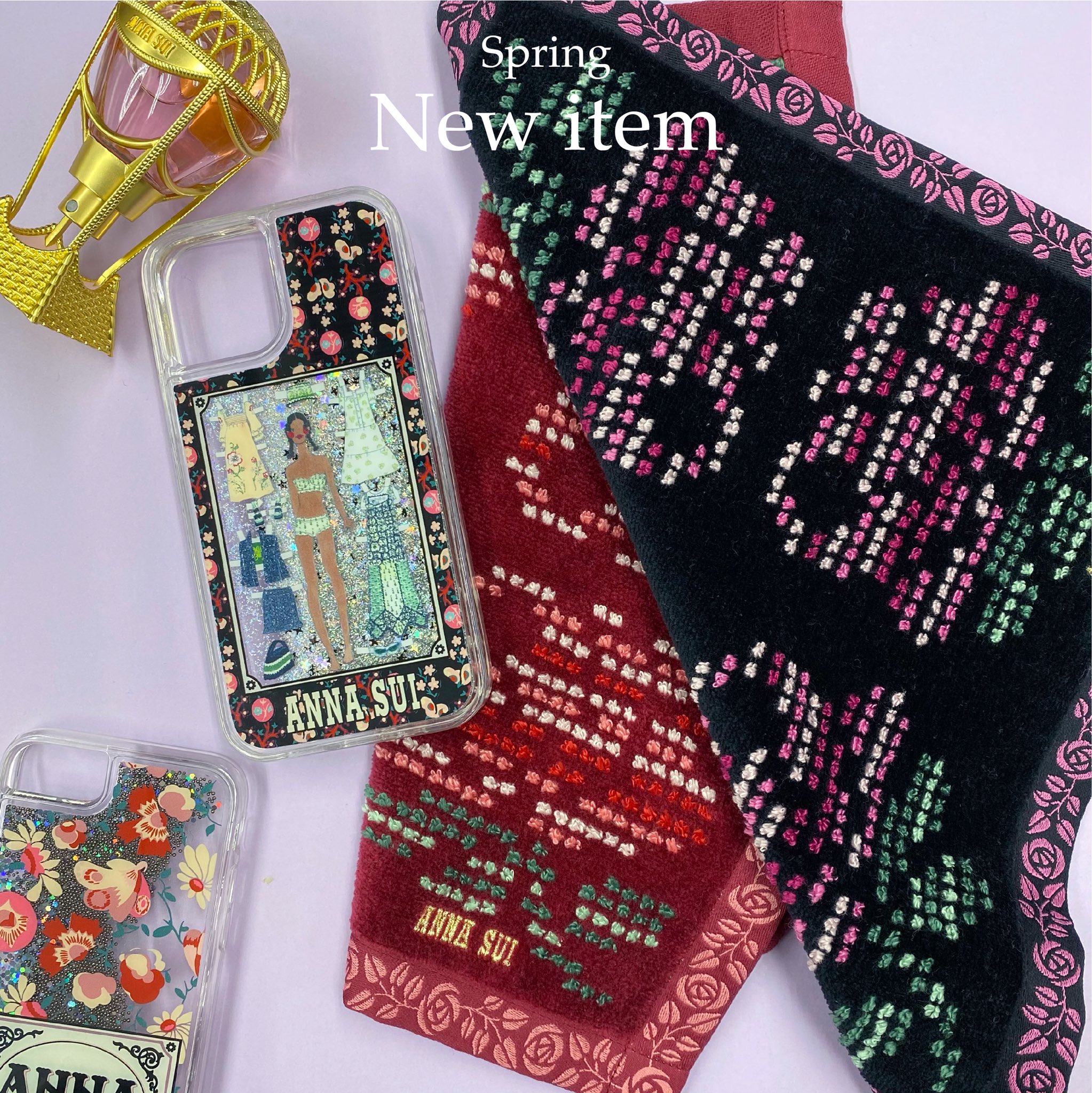 Anna Sui Japan 一列ずつ色の異なるドットでバラを表現 地の黒い 部分はなめらかになるようシャーリング加工を施した約27cmの大判サイズのハンカチ クリアケースなのでお手持ちのiphoneのカラーによってテイストが変わるiphoneケース ハンカチ