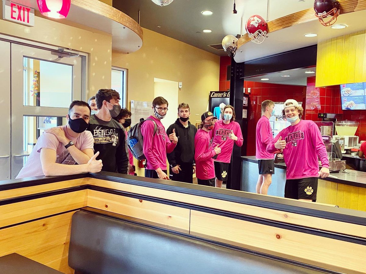 OFHSVB_'s tweet image. We may have taken an L on the court but we sure took a W for dinner 🐯🍗🍟🏐 #bestbusdriverever #canes #teamdinner #bengalsdoitbest