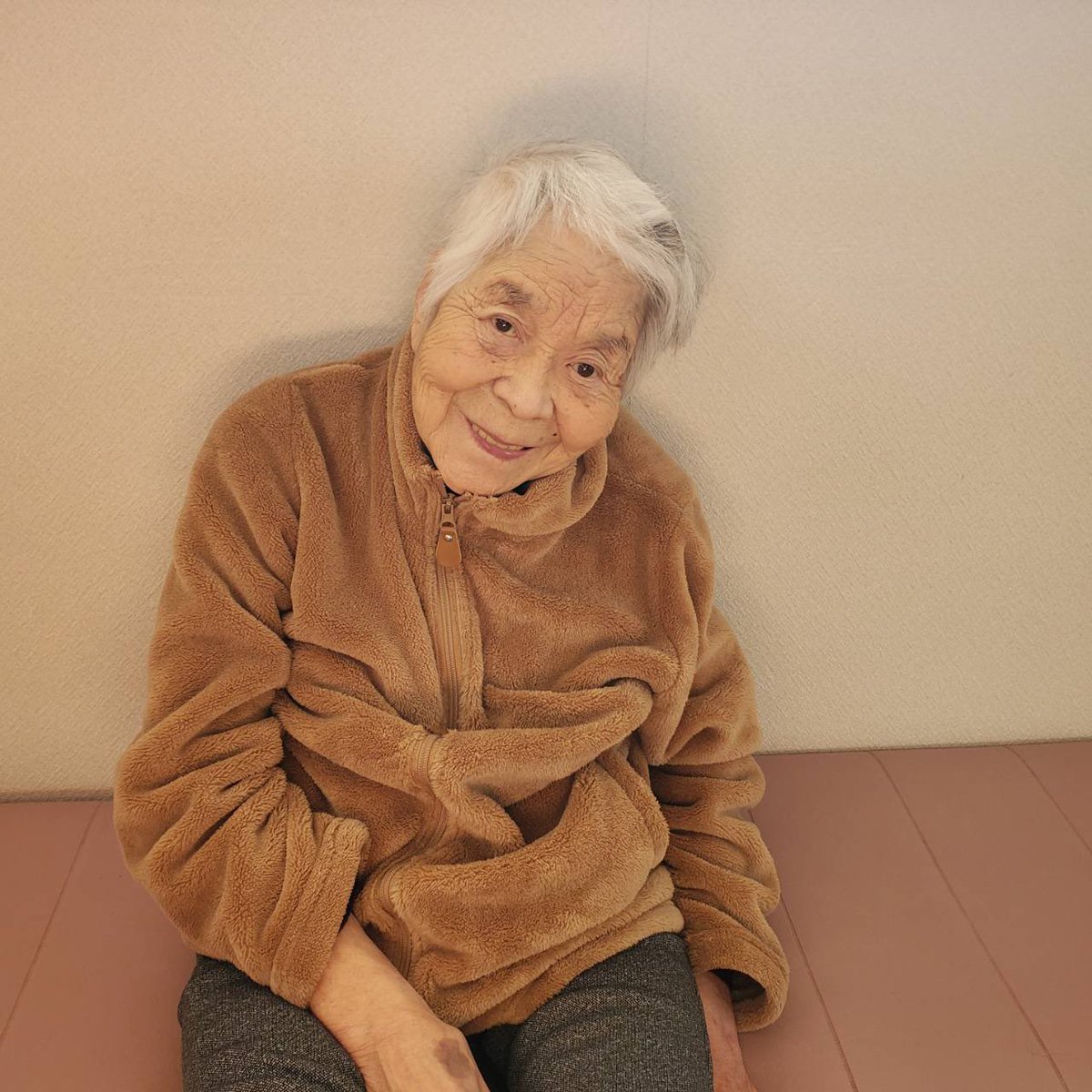 Misaki_big's tweet photo. 陽葵が10ヶ月になったと同時に、
親からばあちゃん今息を引き取ったの電話。
コロナさえ無ければ毎日でも会いに行けたのに
最後の最後まで1人で寂しい
思いさせてごめんね。一緒に住んでた頃に戻りたい。天国では楽しく過ごしてね😊
🌸今までありがとう。また戻っておいで🌸 https://t.co/E1I1pXVTnq