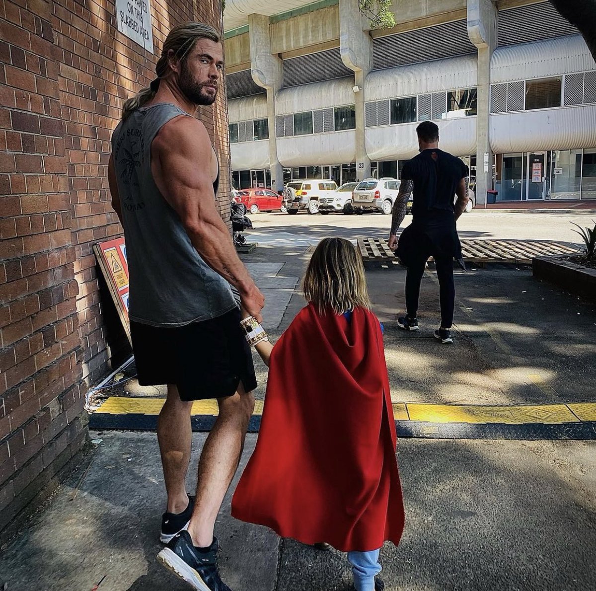 RT @lovethundernews: New Thor behind the scenes photo

Chris Hemsworth (chrishemsworth on IG) https://t.co/8oG0jgMSUL