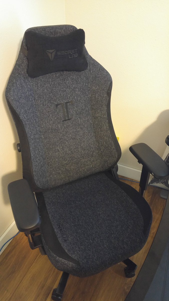Civenge's tweet photo. Brand new chair today Titan XL! #Secretlab https://t.co/f2wa2XRiq5